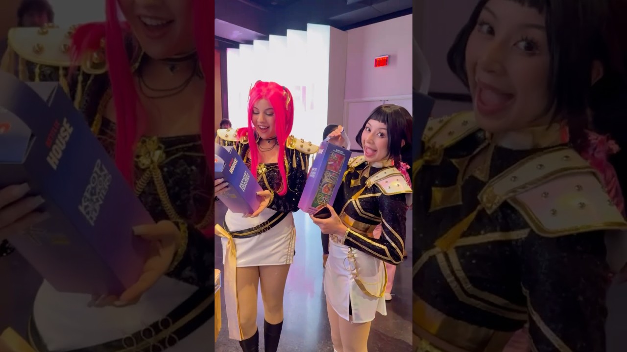 cosplayers out in the WILD 😌 #kpopdemonhunters #huntrix #cosplay