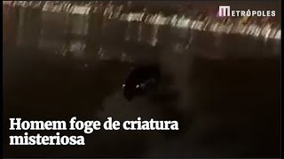 Homem foge de criatura misteriosa