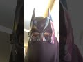 البنت لبسه قناع باتمان ورايحه ع السنما 