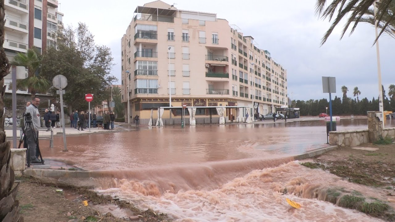 Las lluvias y el fuerte viento provocan inundaciones en Sagunto (Valencia)