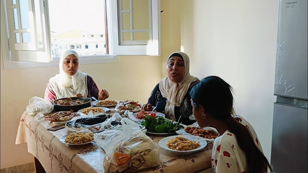 نزلت جابت احلي اكله فسفور وخدنها وكلنا علي البحر بعد ما اتغدينا اكله الفسفور قدنا يومنا علي البحر💃🥳🪬