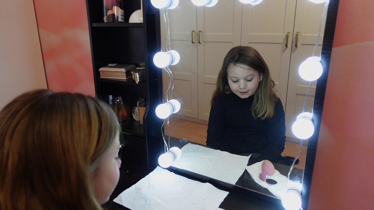 Alva bestämmer sminket