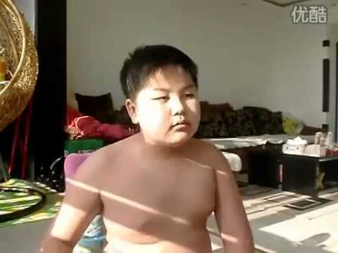 Funny Chinese Kid Singing a Chinese Song