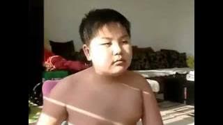 Funny Chinese Kid Singing a Chinese Song