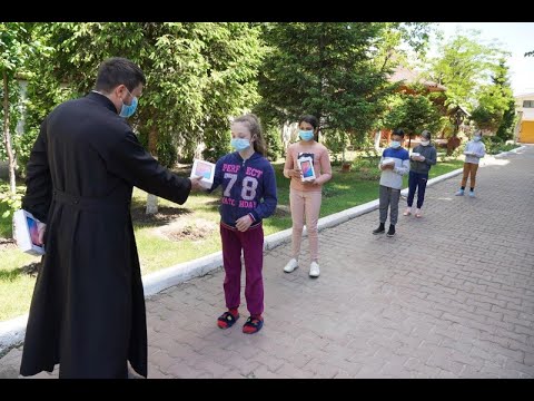 Arhiepiscopia Dunării de jos oferă tablete elevilor cu dificultăți materiale