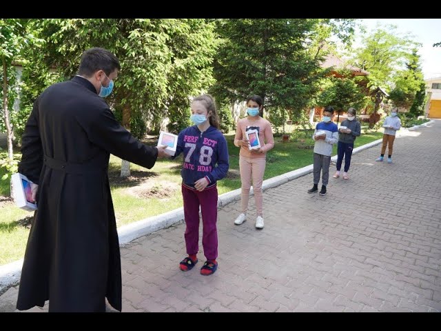 Arhiepiscopia Dunării de jos oferă tablete elevilor cu dificultăți materiale