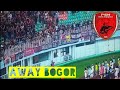 Aksi suporter PSM Makassar mendukung Timnya berlaga di Stadion Pakansari Bogor melawan Rans