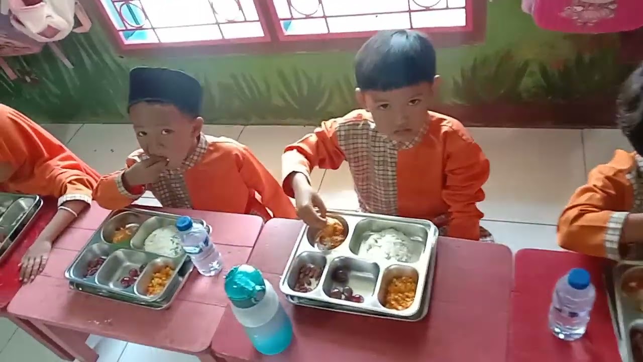 Menikmati MBG di TK IT AL- Mubarok Bakauheni lam-sel