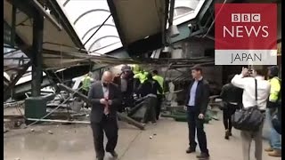 米ニューヨーク郊外で通勤列車が駅舎に突っ込む　当局が捜査開始