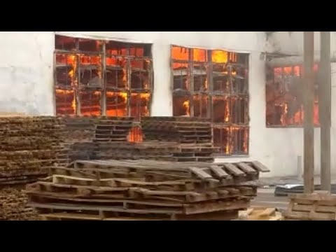 Лесозаводск, горит мебельная фабрика. (1)