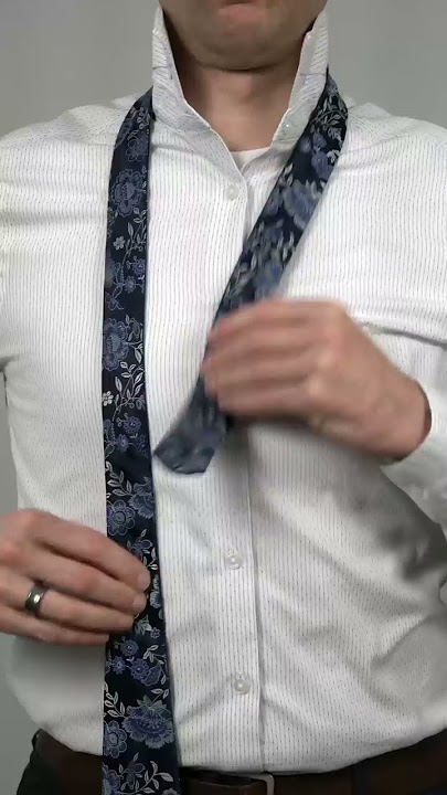 How to Tie a Half Windsor Knot (Shorts)