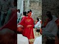 kinnr badhai lete hue