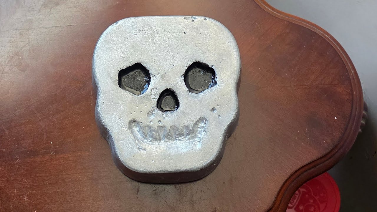 Making a huge Aluminum 5 pound skull from molten aluminum ingot's.