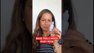 BASE FLUIDA FEELS MOOD Ruby Rose em pele madura