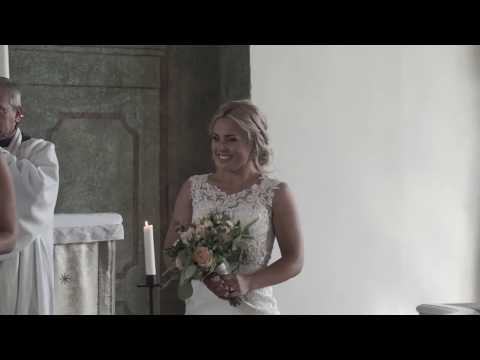 Brudgummen överraskar bruden på vigseln i Hovs kyrka - Öppna din dörr