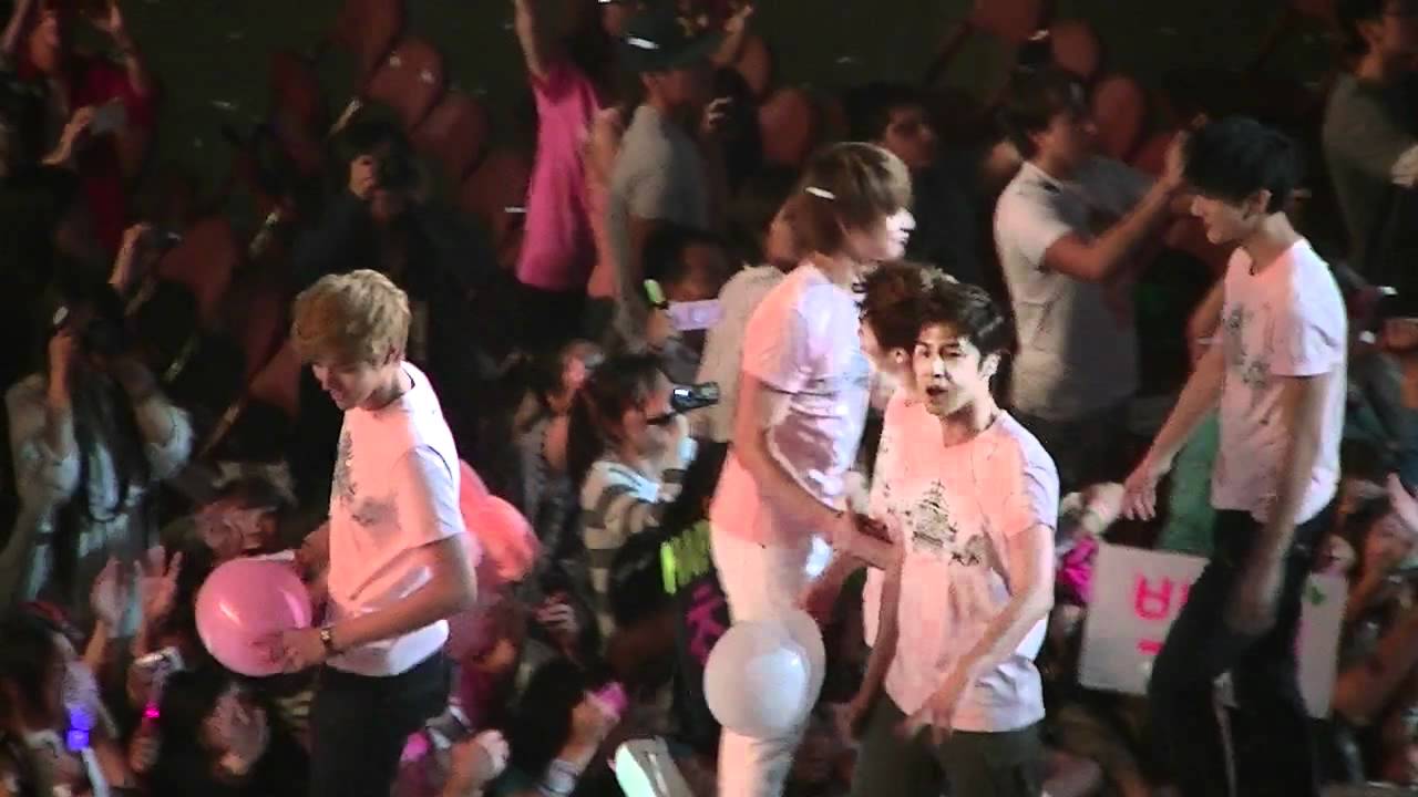 EXO focus (mostly LAY) & Eunhyuk/Leeteuk shirt strip SMTOWN LA 2012 Ending [Fancam]