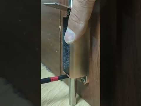 تثبيت الباب لعدم الهواء تحريكه