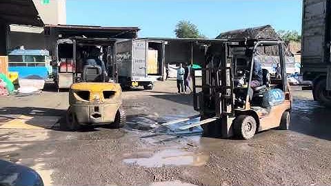 Vận chuyển hàng hoá bằng container - bốc hàng container