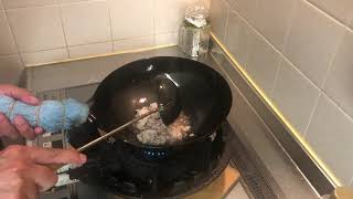 さすがは鋳物コンロの火力様様！モヤシ炒めの完成です