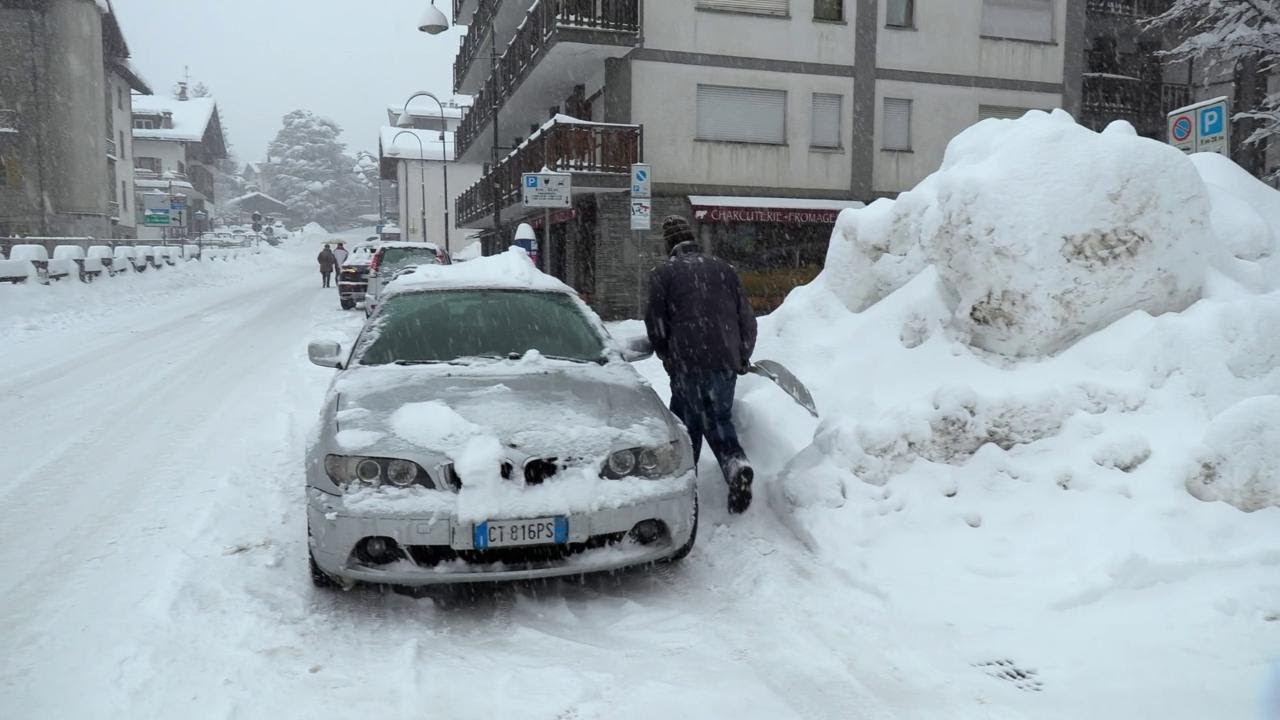 Valle d'Aosta, l'intensa nevicata fa ripiombare nell'inverno il centro di Courmayeur