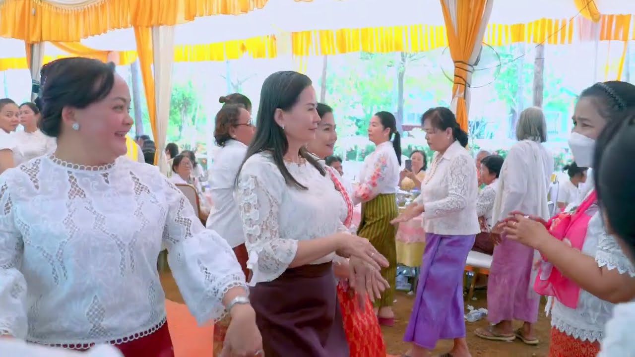 រាំកម្សាន្ត ក្នុងកម្មវិធីបុណ្យឆ្លងផ្លូវថ្នល់បេតុងលោក ប៉ាង គឹមតុង និងភរិយា ព្រមទាំងកូនចៅ