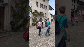 Mirar cuanta gente un día sol en el pueblo Gruyere donde la fondue y la raclette de queso !