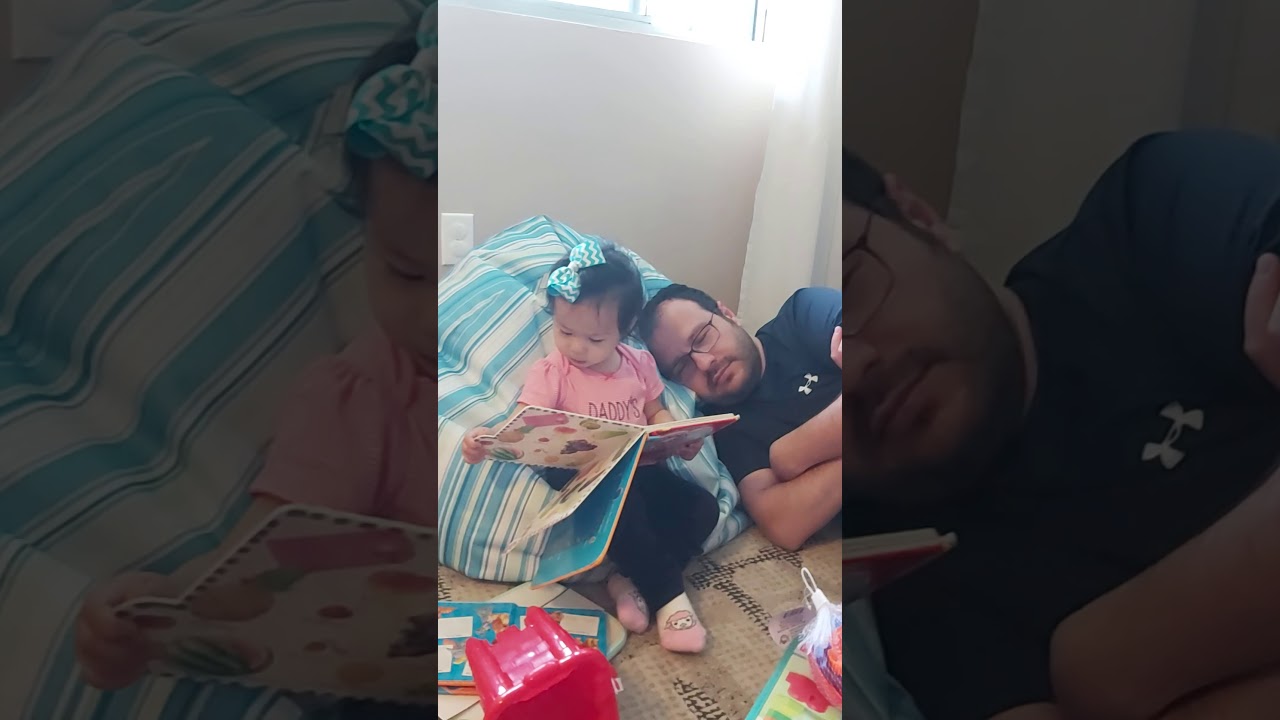 Baby reading book - YouTube