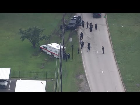 Suspect in stolen ambulance leads Houston police on chase - YouTube