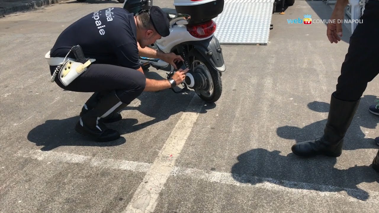 Bici elettriche come ciclomotori, controlli in città - YouTube