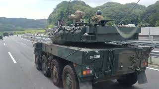 東北道走ってたら戦車みたいのに抜かれた