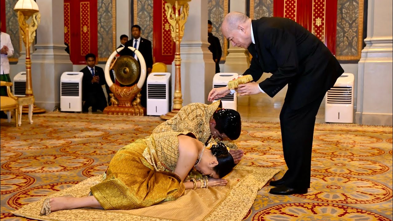 Её Величество Король и Королева-мать Камбоджи благословляют племянницу и внучку на счастливый брак