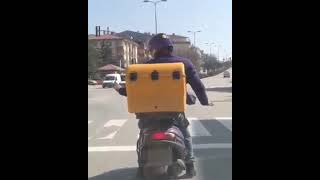 Evlere Servis Yapan Adam Trafik Işıklarında Oynadı. .