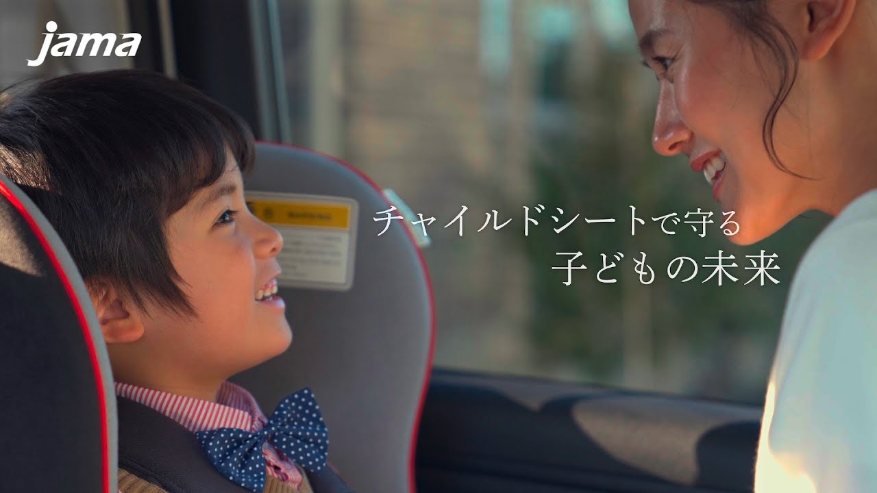 話し中。チャイルドシート チャイルドシートに乗る子供と会話をする 