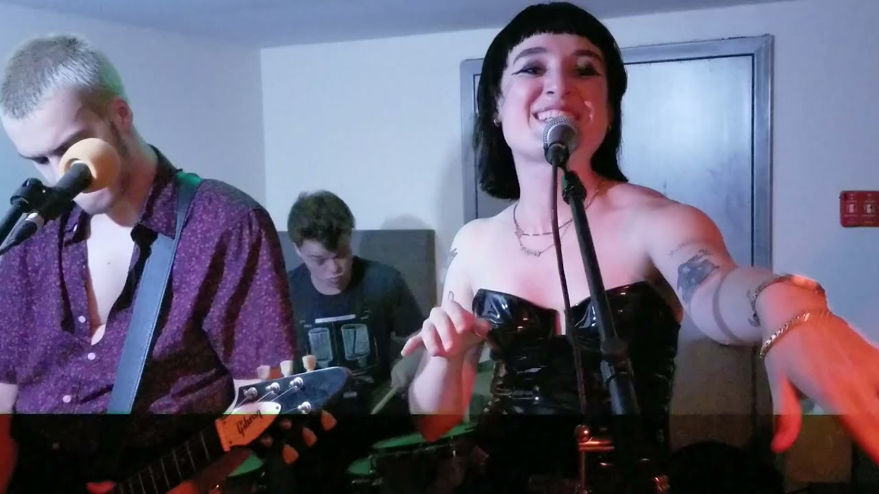 Beeyotch live in a Brooklyn basement - Don't Call the Cops (Live)
