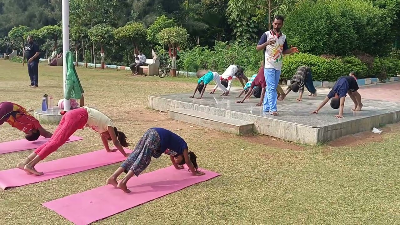 PUBLIC PRACTICE YOGA IN PUBLIC GARDEN YOGA