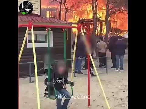 Девочка на качелях мем