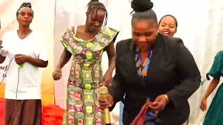 PRAISE TEAM YA GRACE OF GOD WAKI IMBA KWENYE IBADA YA JUMAPILI 