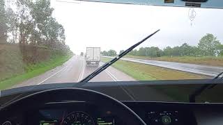 É Mais Se Andar Na Frente Ou Atrás De Um Caminhão? Cuidado Ao Pegar Vácuo Atrás Da Carreta