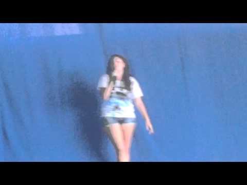 Marina cantando Russian Roulette.