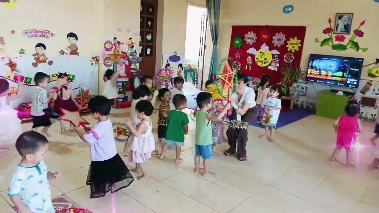 Các bạn nhỏ lớp 2 tuổi A. Trường mầm non Đông Sơn vui rước đèn Trung Thu 