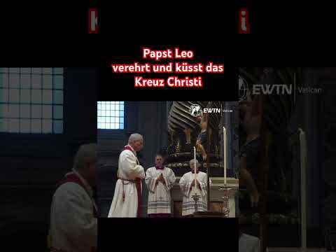 Papst Leo verehrt und küsst das Kreuz Jesu #karfreitag #papst #papstleoxiv