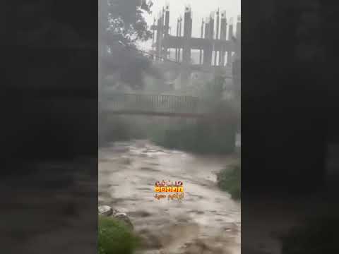 الفيديو كامل لحادث سحب سياره اليوم في اب يرجى الحذر عند المرور من مجاري السيول حتى لا يتكرر هذا