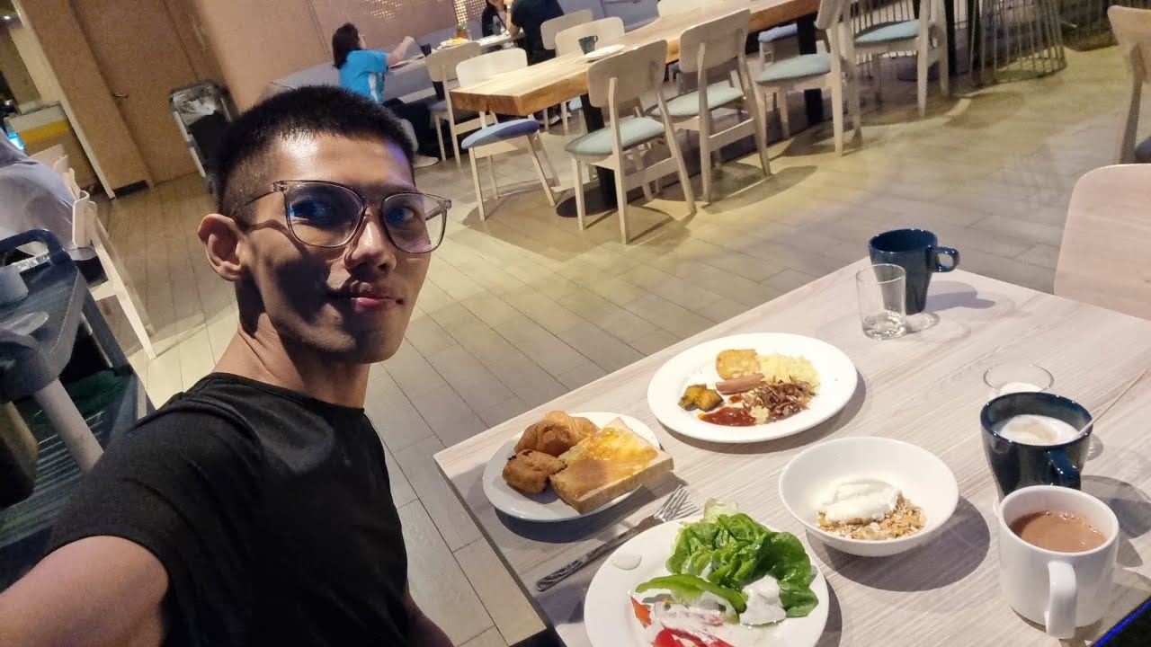 [4K] ЗАВТРАК «ШВЕДСКИЙ СТОЛ» В РЕСТОРАНЕ GREAT ROOM В ОТЕЛЕ HOLIDAY INN EXPRESS KL 