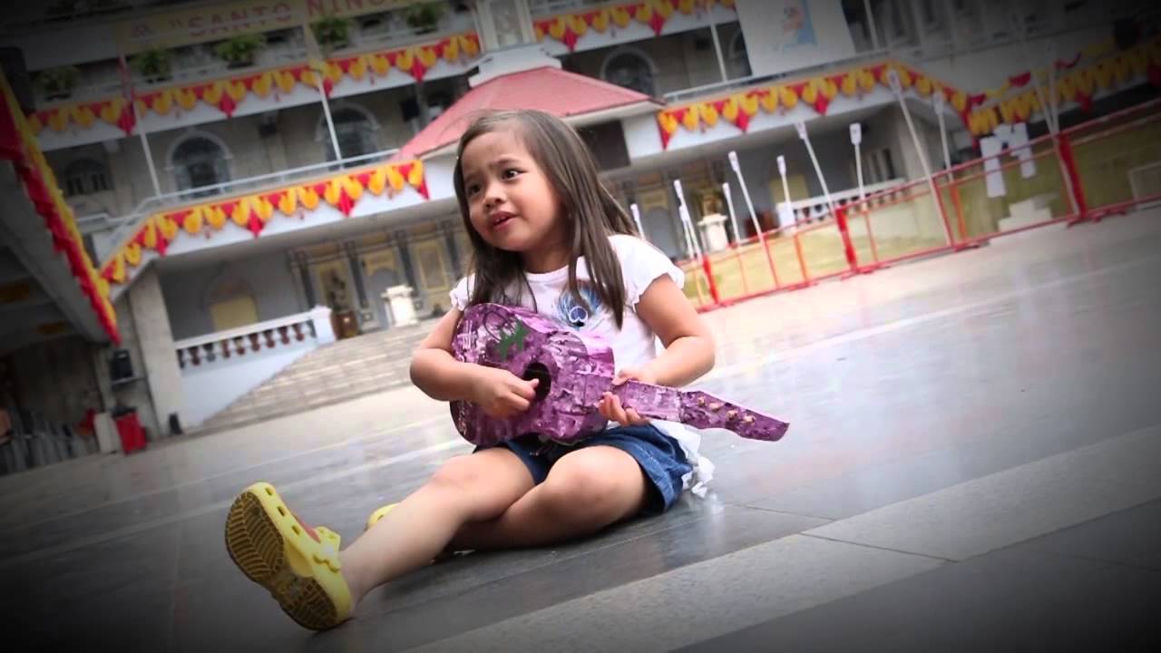 3 Year Old Girl Singing Wrecking Ball - YouTube