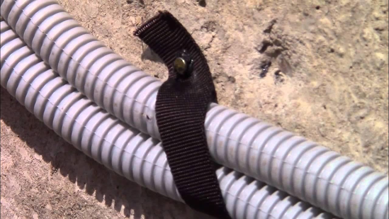 Перфолента для крепления гофры к полу. Крепеж для электрокабеля в штробе. Воздушная прокладка крепления электрокабеля. Клипсы для крепления кабеля в штробе. Как закрепить гофрированную.