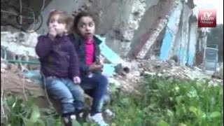 Kanak-kanak Syria makan daun rumput