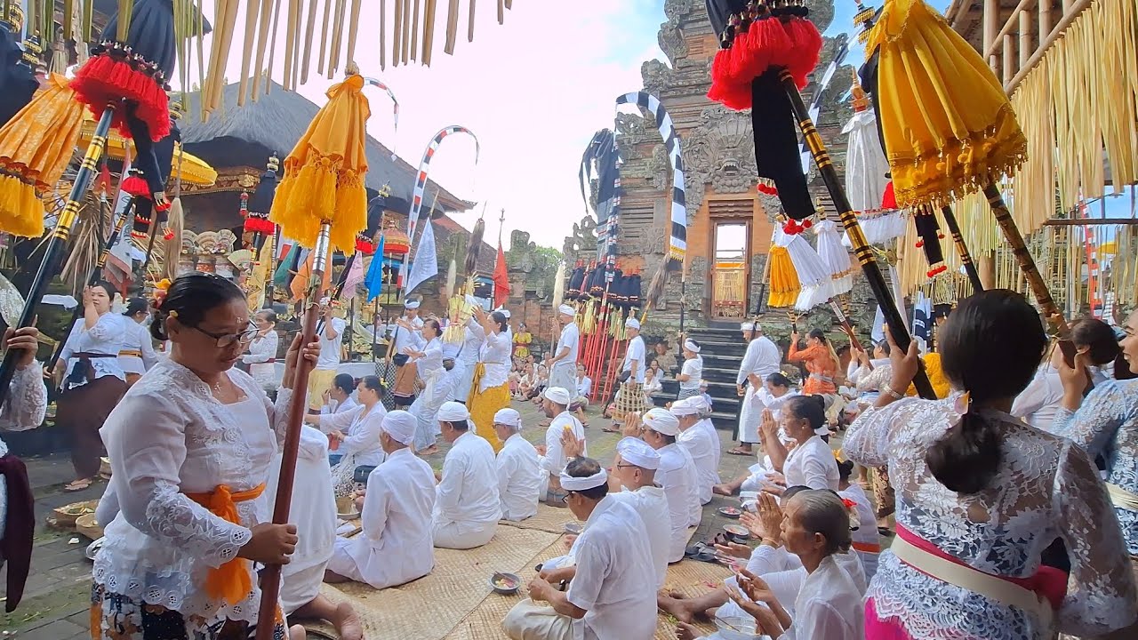 Momen Panodyan Ida Ratu Gede Beringkit ring Pura Dalem Gegelang, Perang-Lukluk.