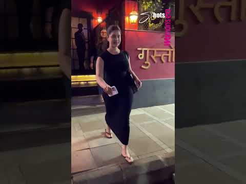 Sara Tendulkar spotted at bandra....
