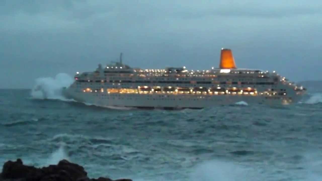 Trasatlántico ORIANA zarpando de A coruña con fuerte temporal y alerta roja. P&O Oriana