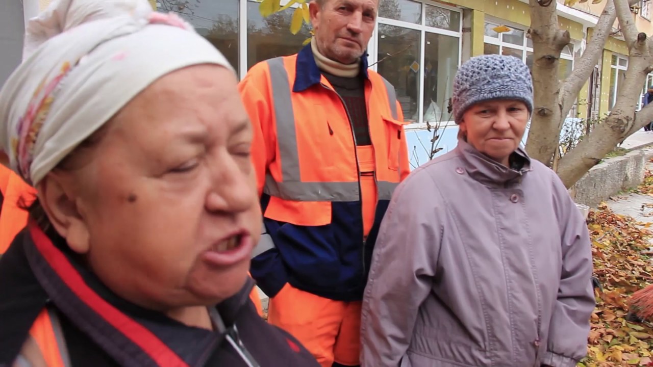 Пора браться за вилы! Уборщики территории в Балаклаве. - YouTube